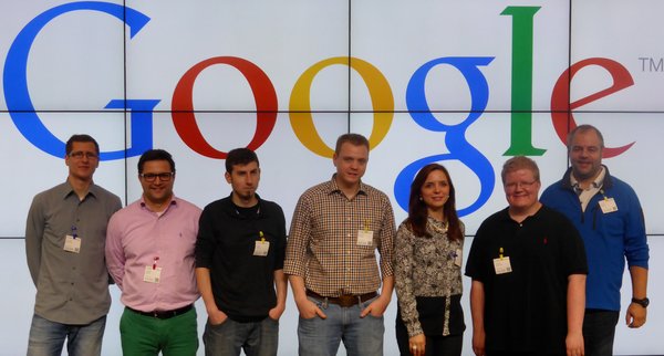 Hendrik Schöpe (Mitte), Gründer Branchenkraft, bei der Siegerehrung der Google Online Marketing Challenge 2014 im Google HQ Dublin